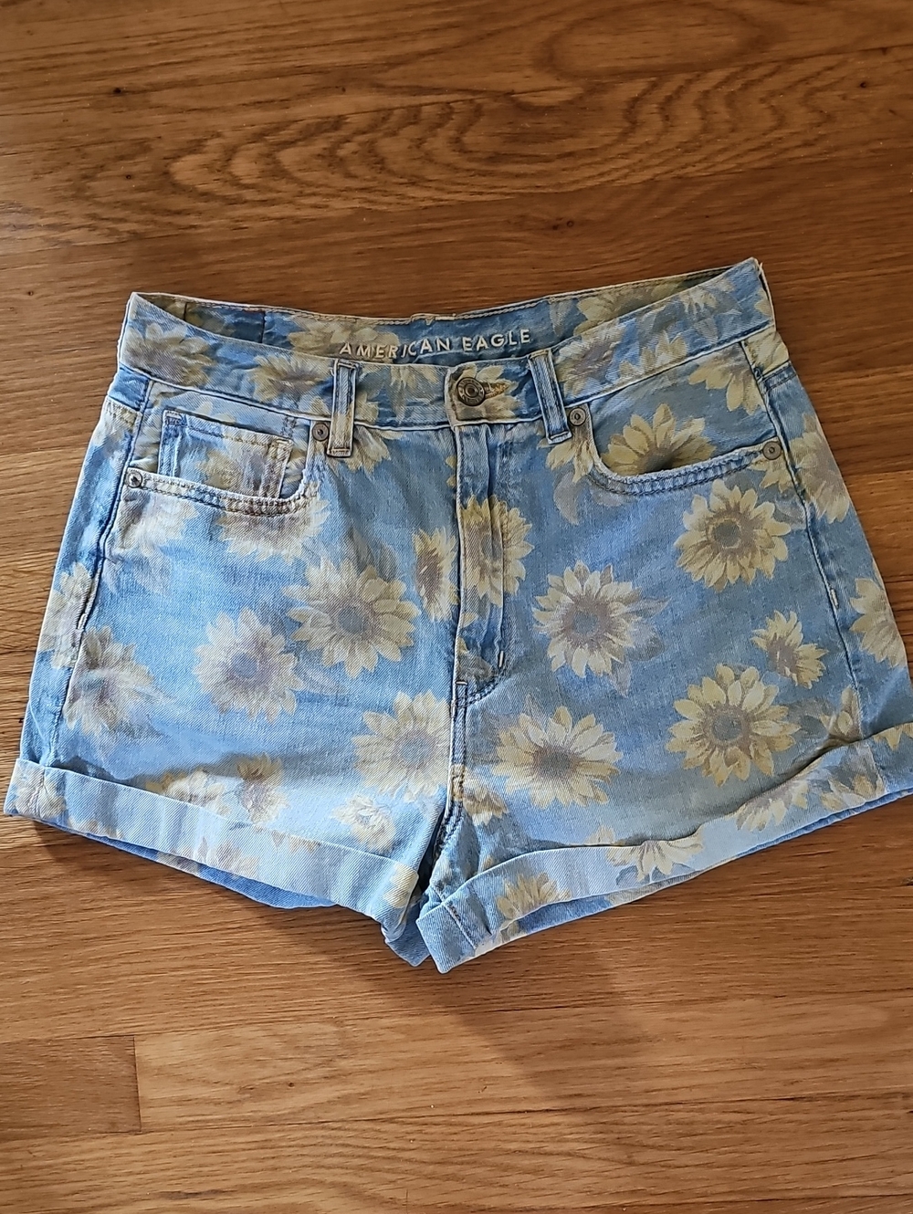 American Eagle Light Blue High Rise Cuffed Jean Shorts Daisy Print Womens Size 6